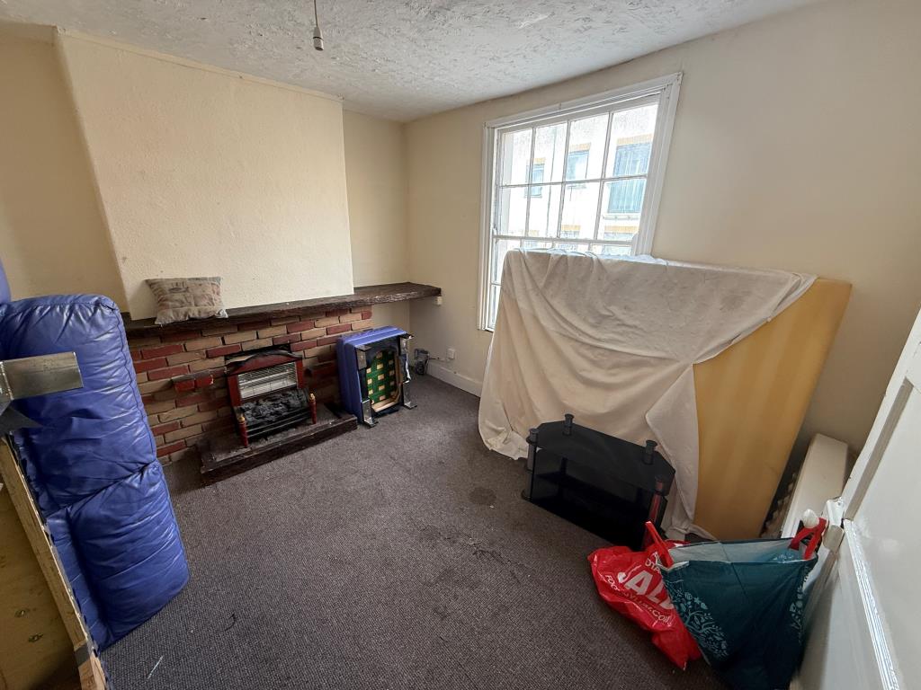 Lot: 98 - FREEHOLD BUILDING WITH PLANNING FOR EXTENSION - Flat A living room